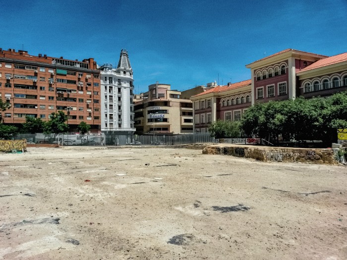 fotografia edificio fachada plaza barcelo ventanas hogares arquitectura paisaje urbano siuacionismo psicogeografia antonio beltran